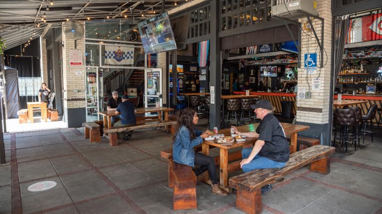Disfrutando de una cena al aire libre en Queen City Radio en Cincinnati