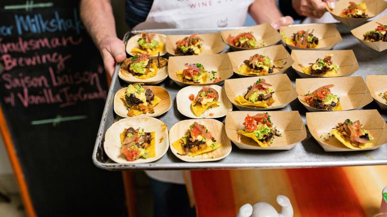 查尔斯顿美酒美食节上，一名厨师在展示烹饪创意