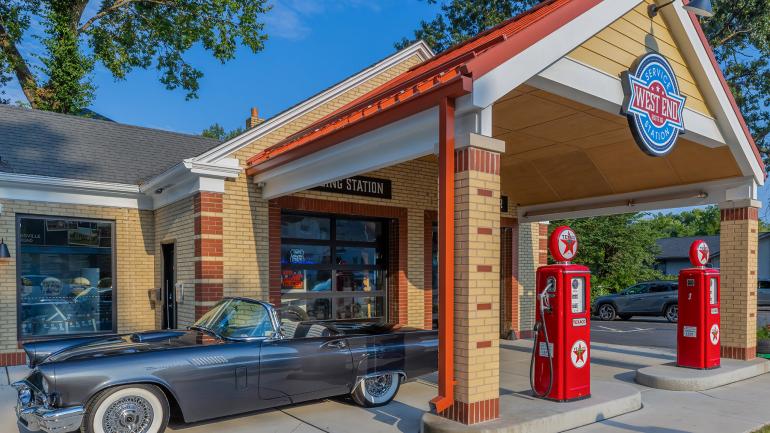 エドワーズビルにあるウエスト・エンド・サービス・ステーションを見学