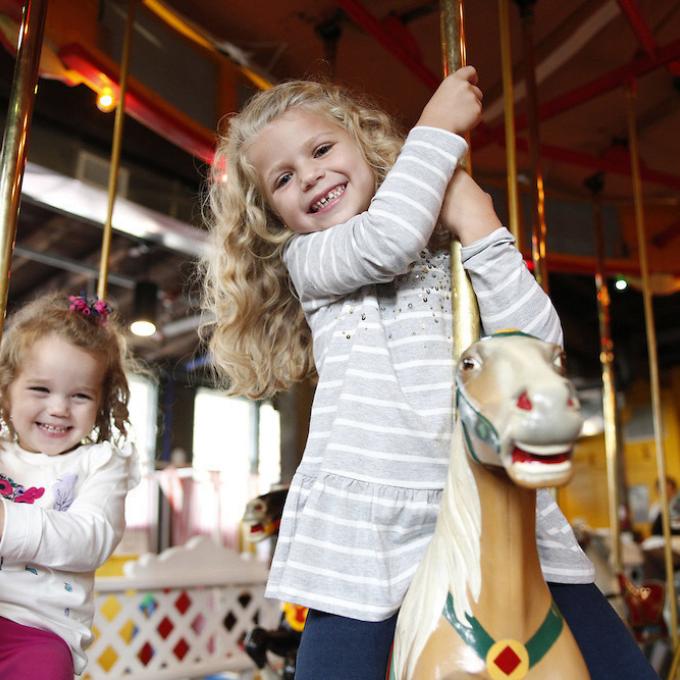 Todo es sonrisas en el Herschell Carrousel Factory Museum