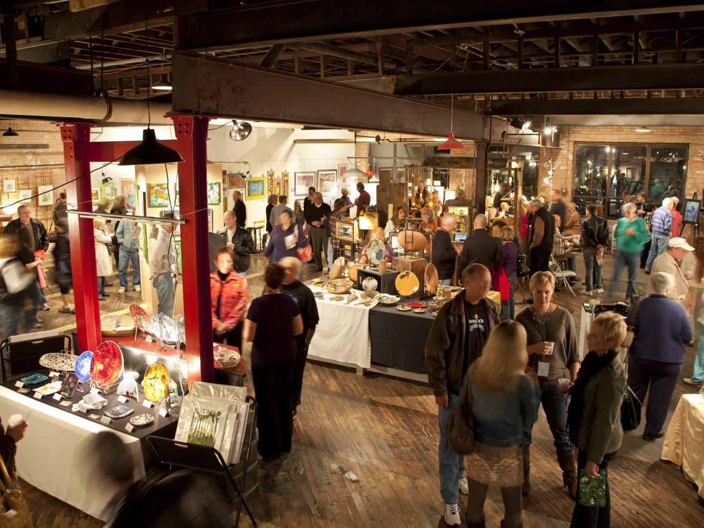 春季艺术活动上人山人海