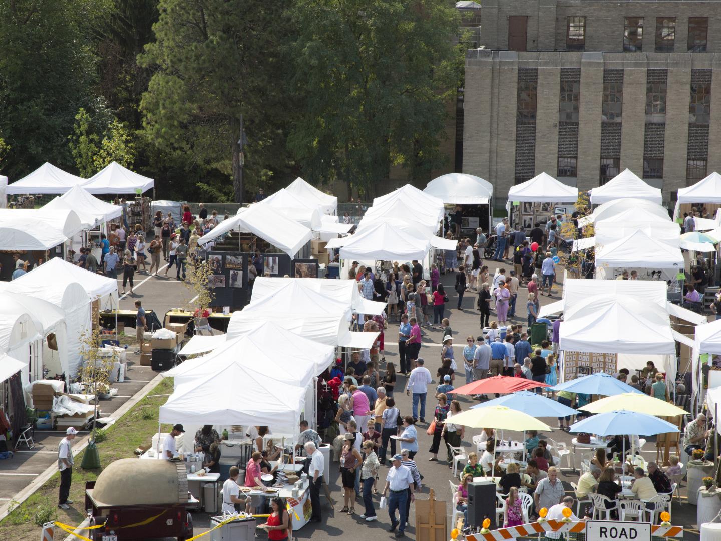格林威治村艺术节期间搭建的众多帐篷