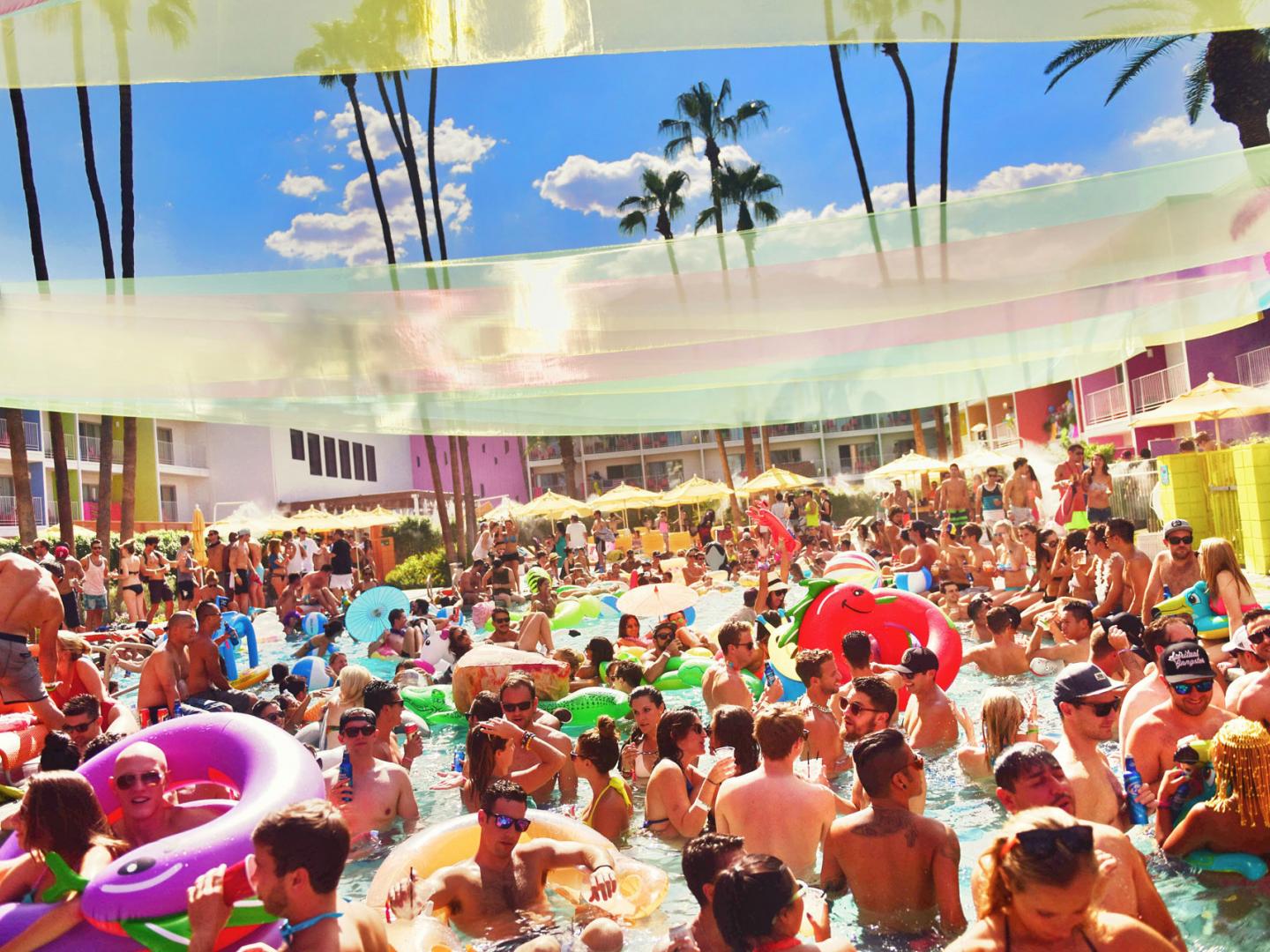 스플래시 하우스 연례 뮤직 & 펀 페스티벌을 즐기는 사람들