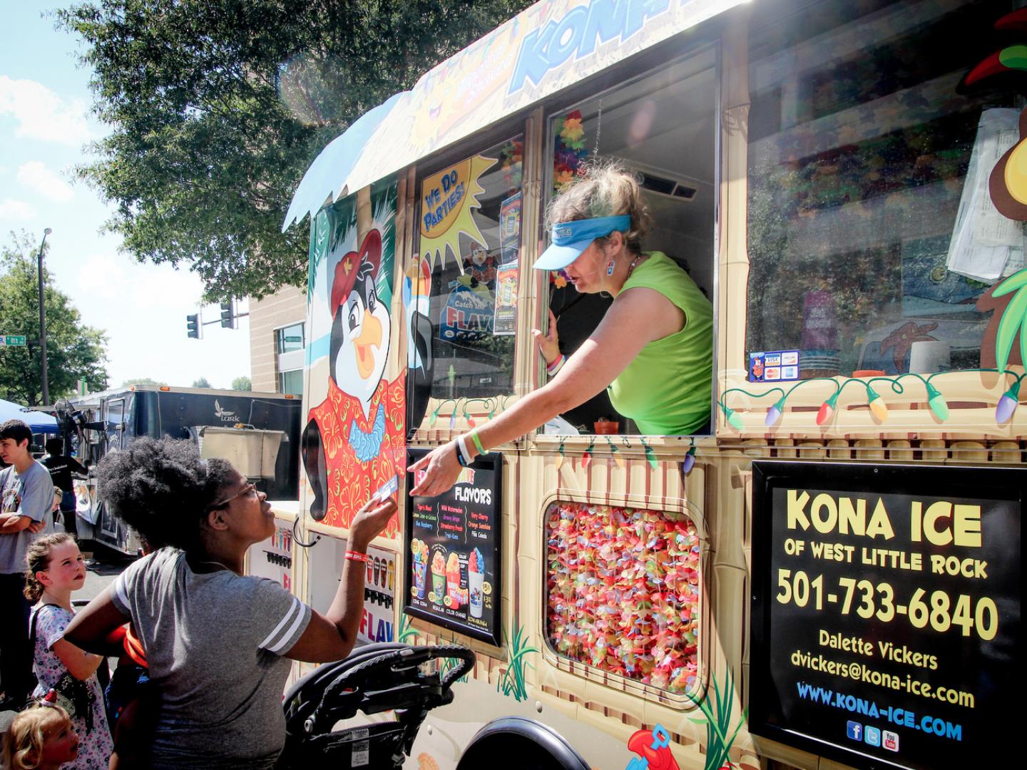 メイン・ストリート・フード・トラック・フェスティバルでの食の楽しみ