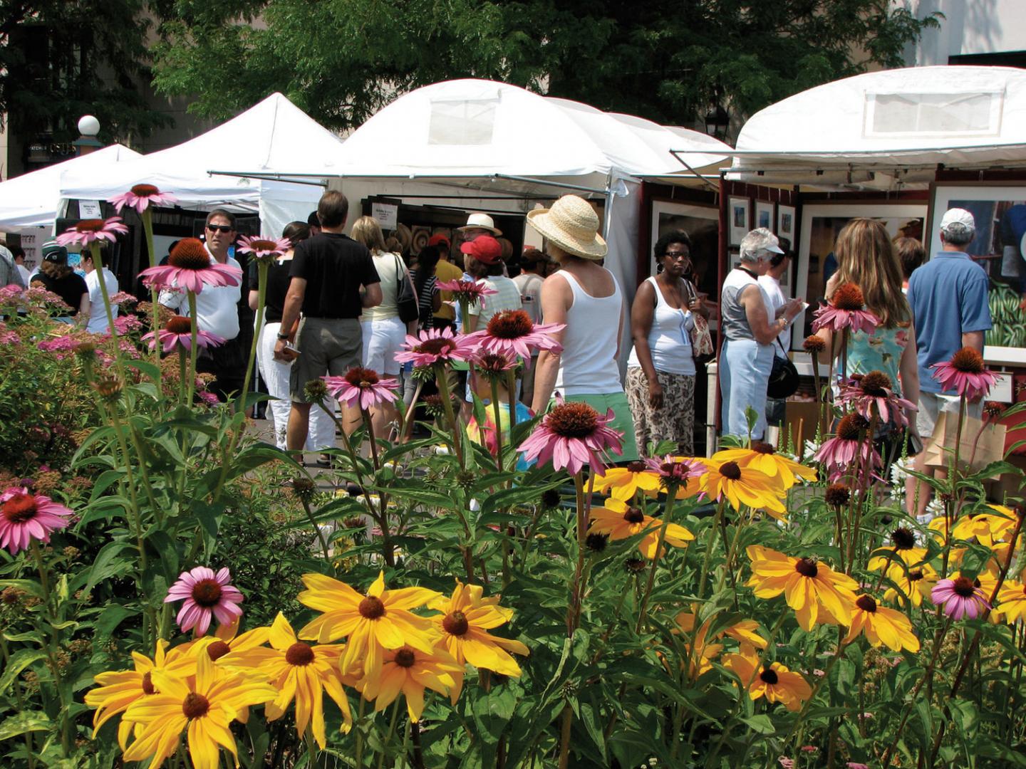 Besucher an Ständen mit Kunstwerken auf dem Cherry Creek Arts Festival in Denver