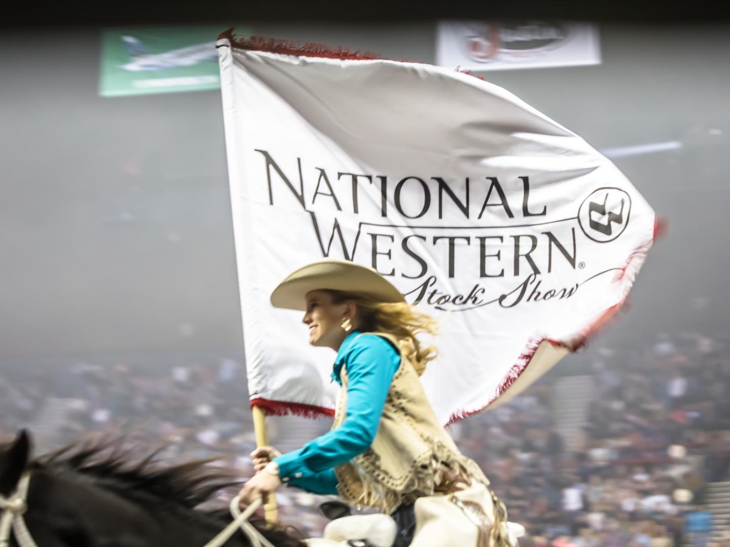 Reiter mit dem Banner des National Western Stock Show & Rodeo in Denver