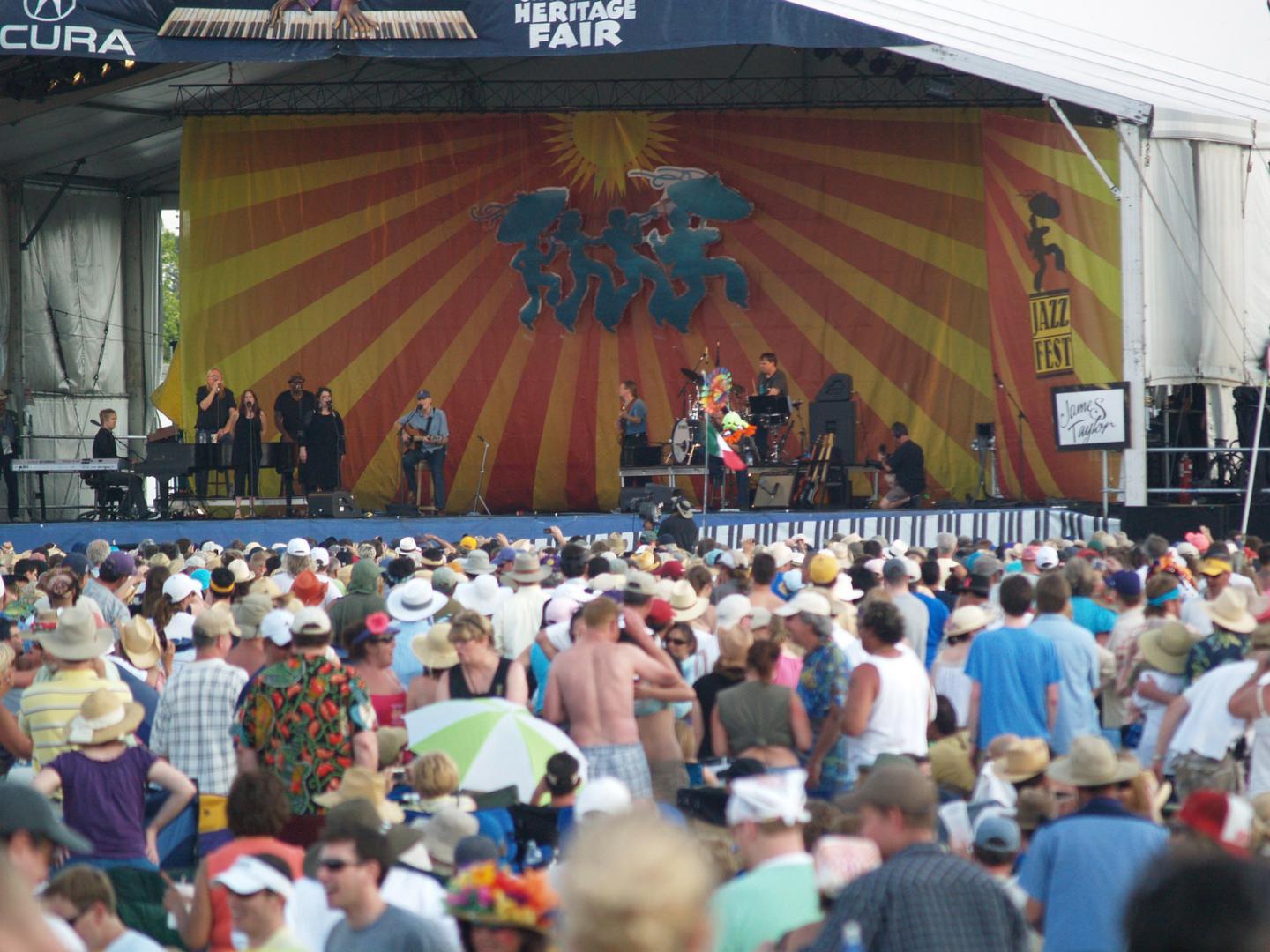 ニューオーリンズ・ジャズ・アンド・ヘリテージ・フェスティバルでのライブパフォーマンスを聴くために集まった聴衆