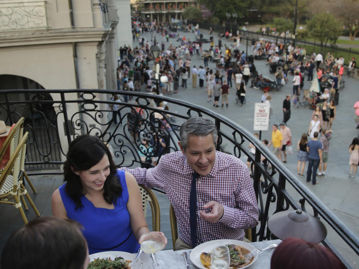 ニューオーリンズのフレンチクォーターのバルコニーで食事