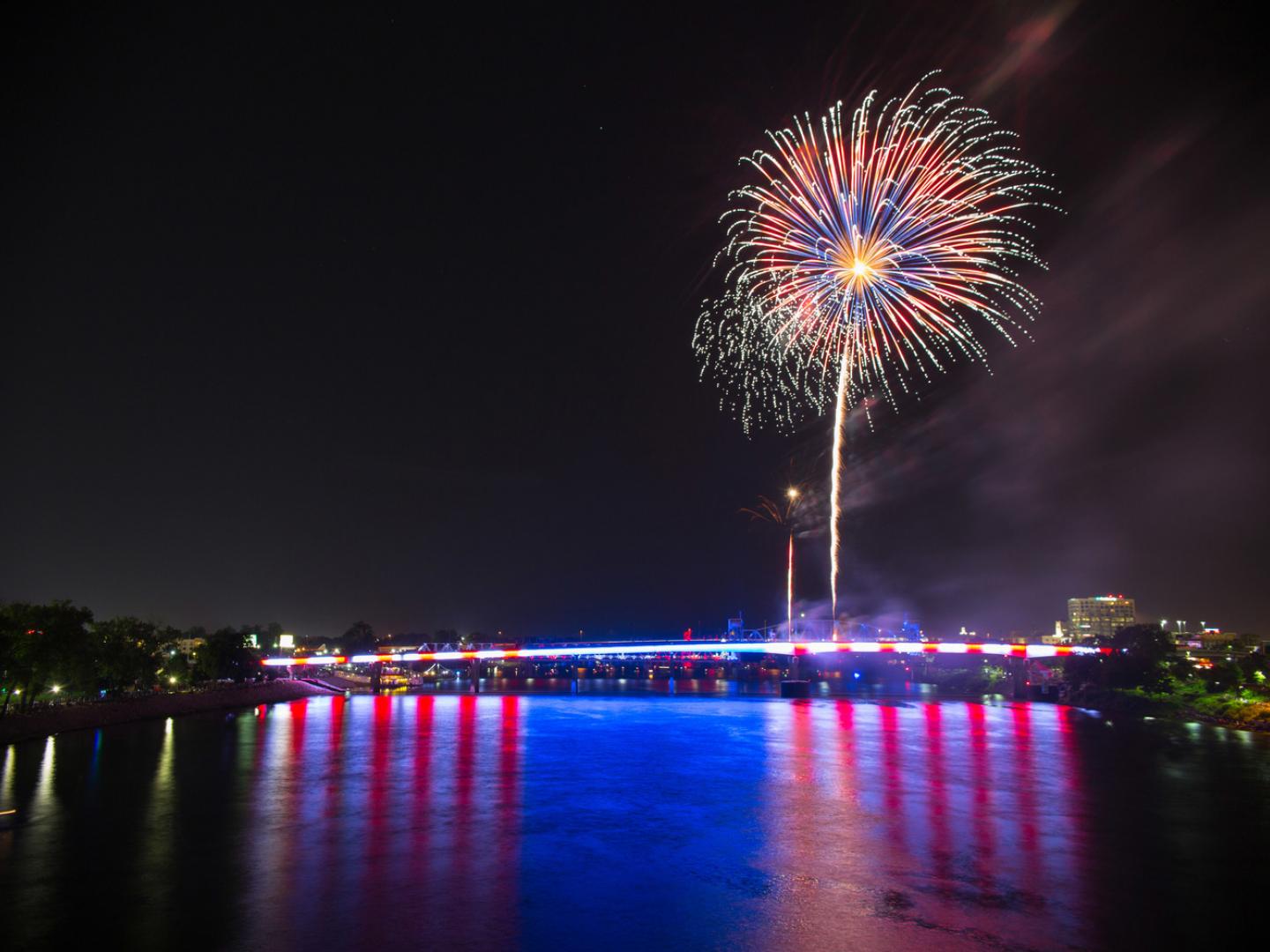 ポップス・オン・ザ・リバーの星条旗をイメージした照明