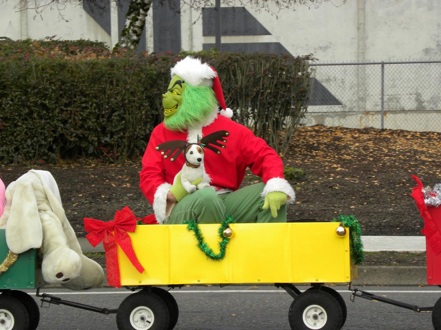 Kostümierte Zwei- und Vierbeiner bei der Springfield Christmas Parade