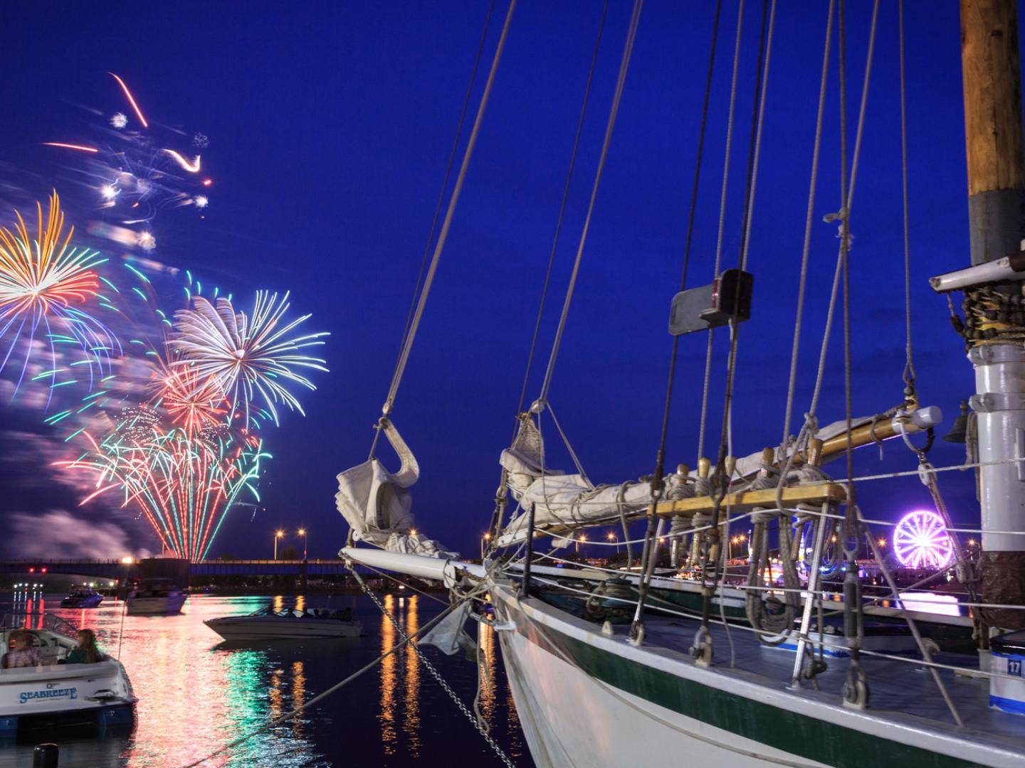 ベイシティの空と水面を照らす花火
