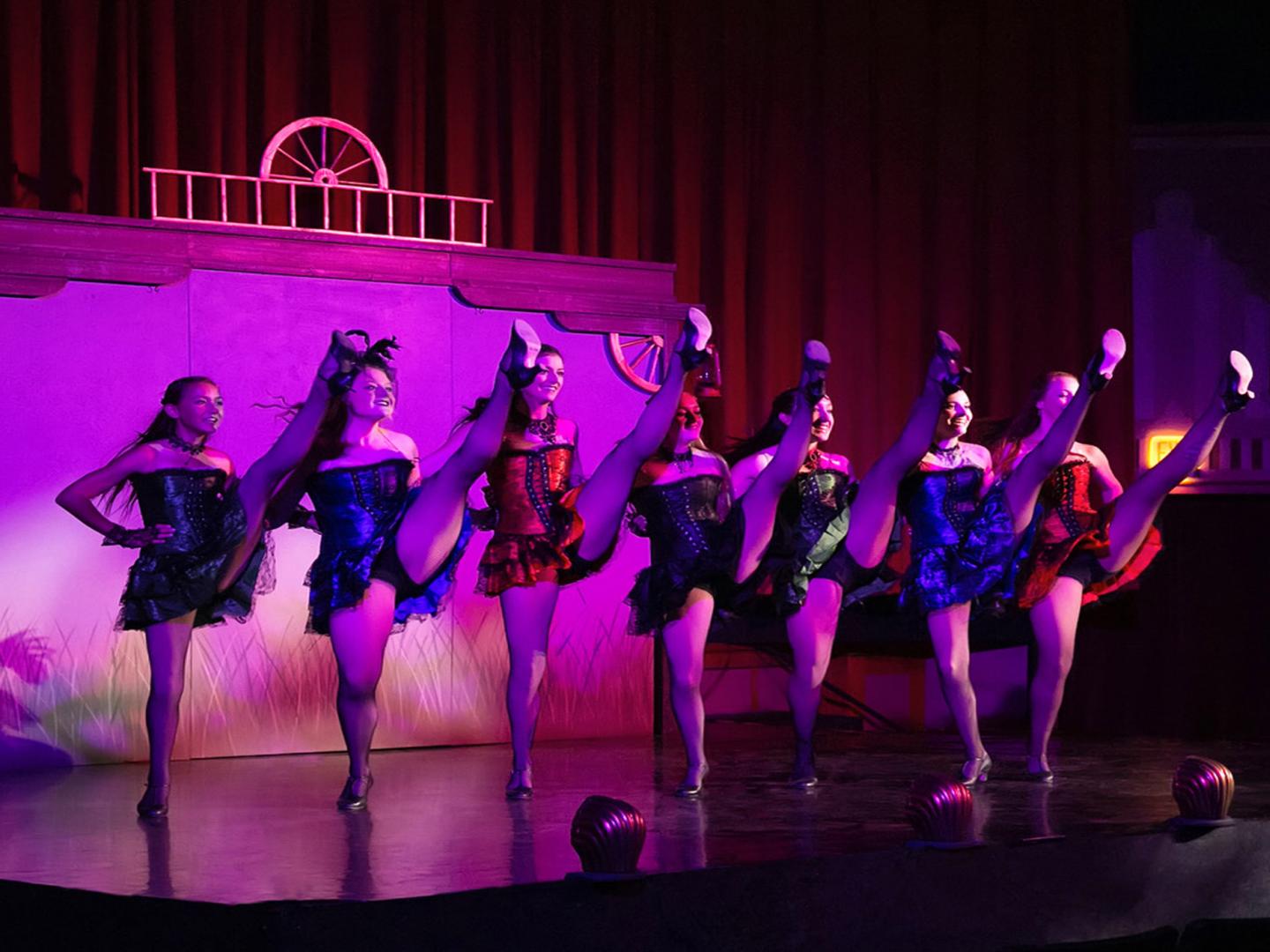 Danseuses interprétant sur scène la comédie musicale Buffalo Bill’s Wild West Spectacular, à Cody