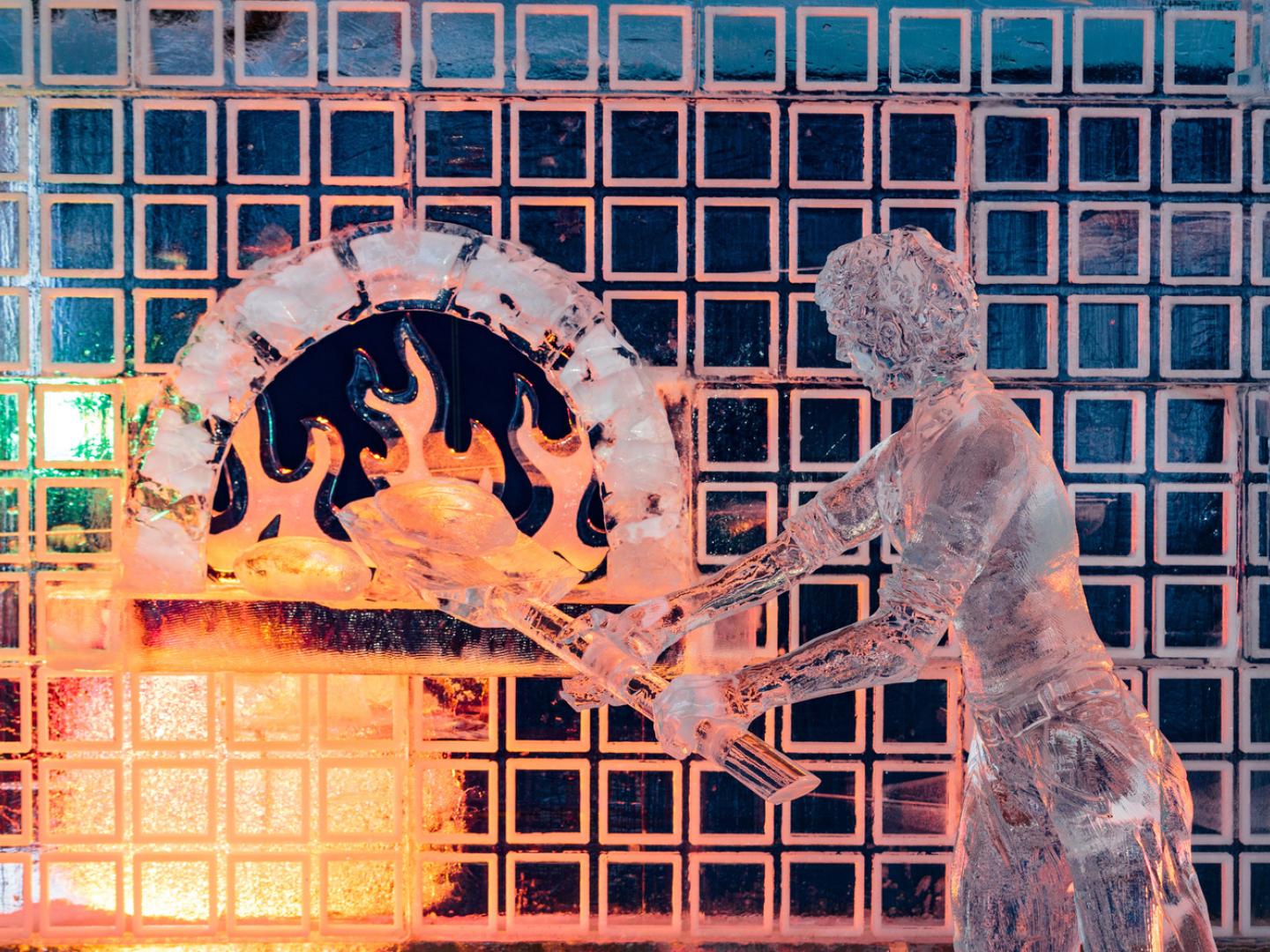 ゼンダーのスノーフェストに展示されている創意に富む氷の彫刻