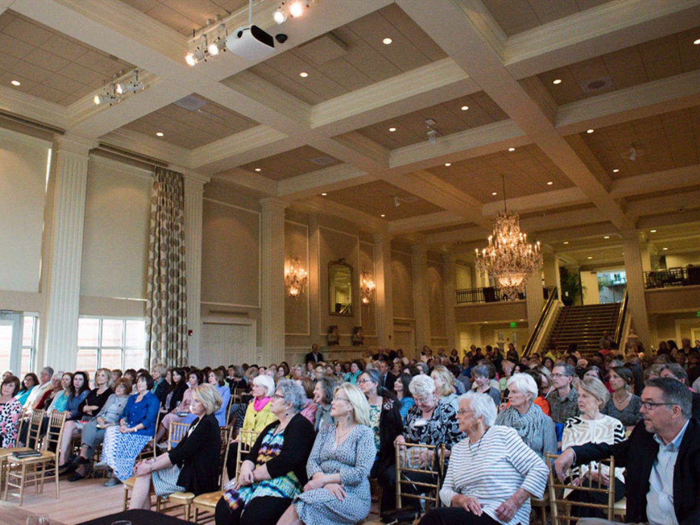 アーカンソー州知事公邸で開かれる「シックス・ブリッジ・ブック・フェスティバル」イベントに出席
