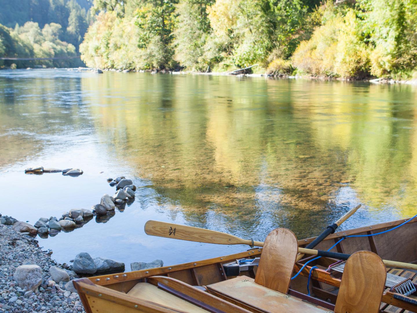 Holzboot auf dem McKenzie River in Vida