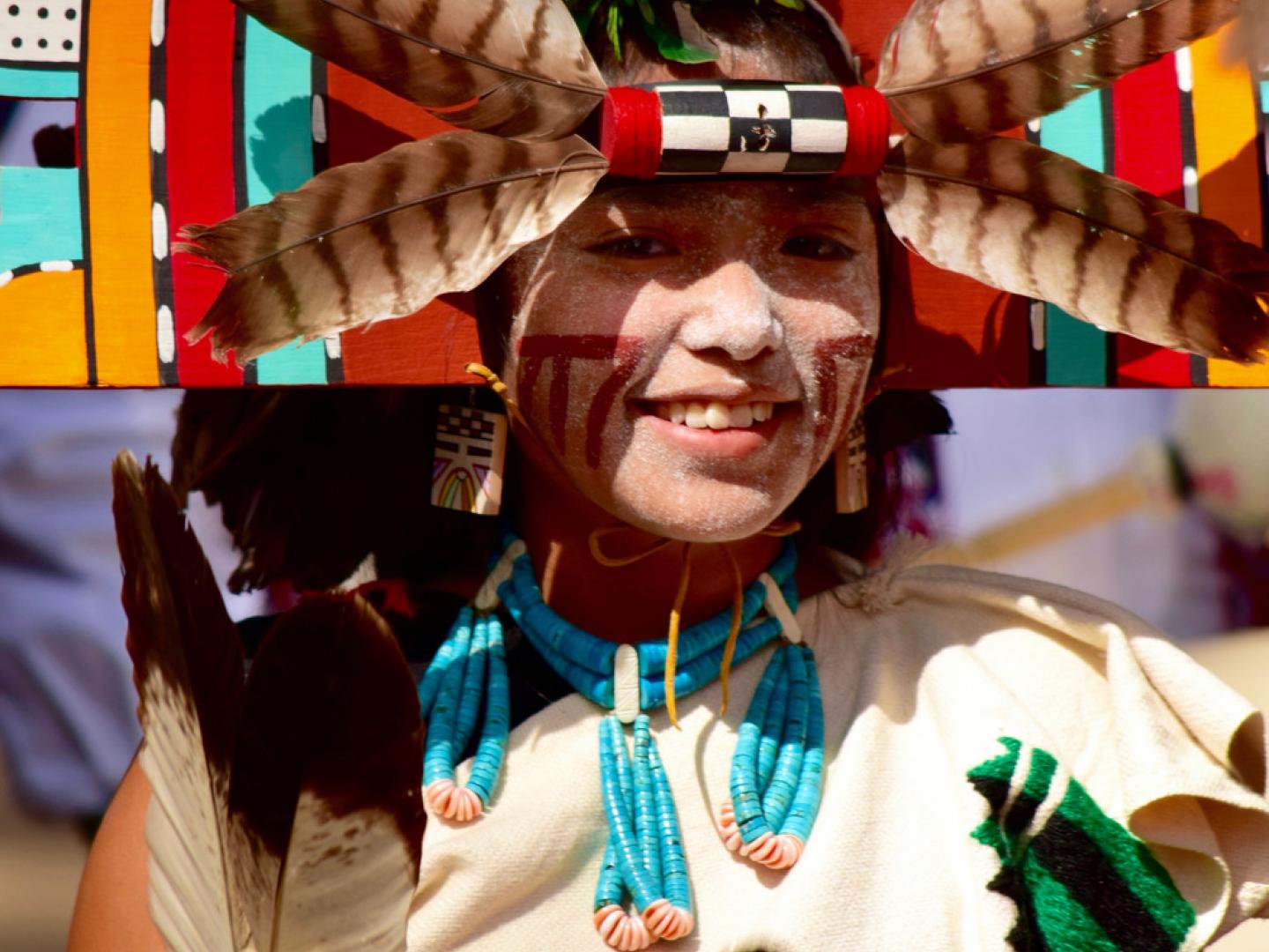 ホピ・フェスティバルに参加している女の子