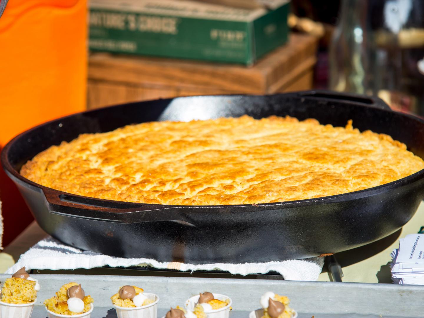 リトルロックで開かれるアーカンソー州コーンブレッド・フェスティバルで供されるできたてのコーンブレッド