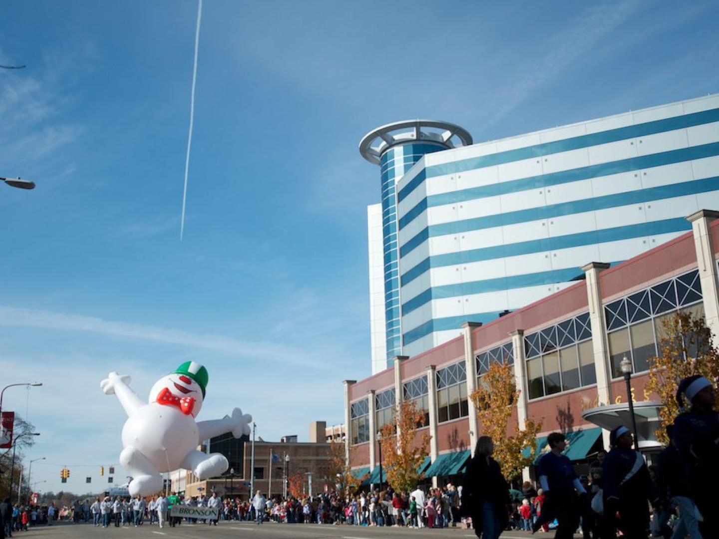 陽気なスノーマンが先導するホリデーパレード