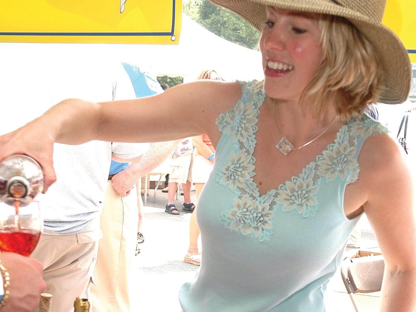 ミシガン州トラバースシティの近くで開催されるリーランド・フード＆ワイン・フェスティバルで注ぐワイン