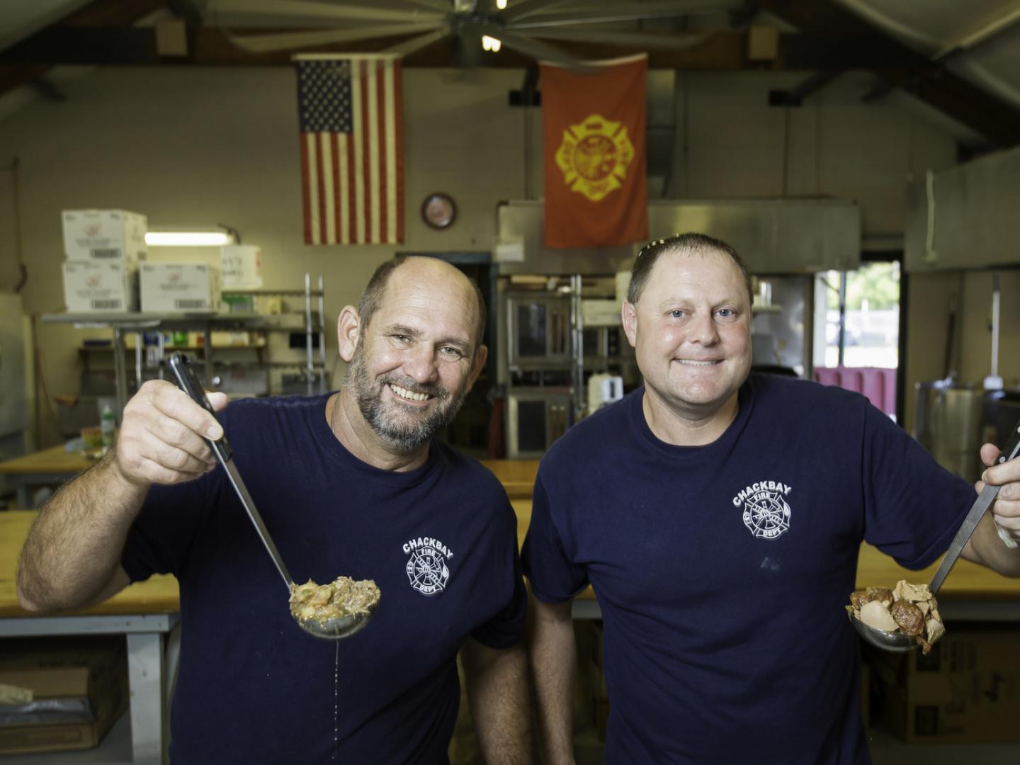 在 Chackbay 的路易斯安那州秋葵浓汤节上展示特色美食