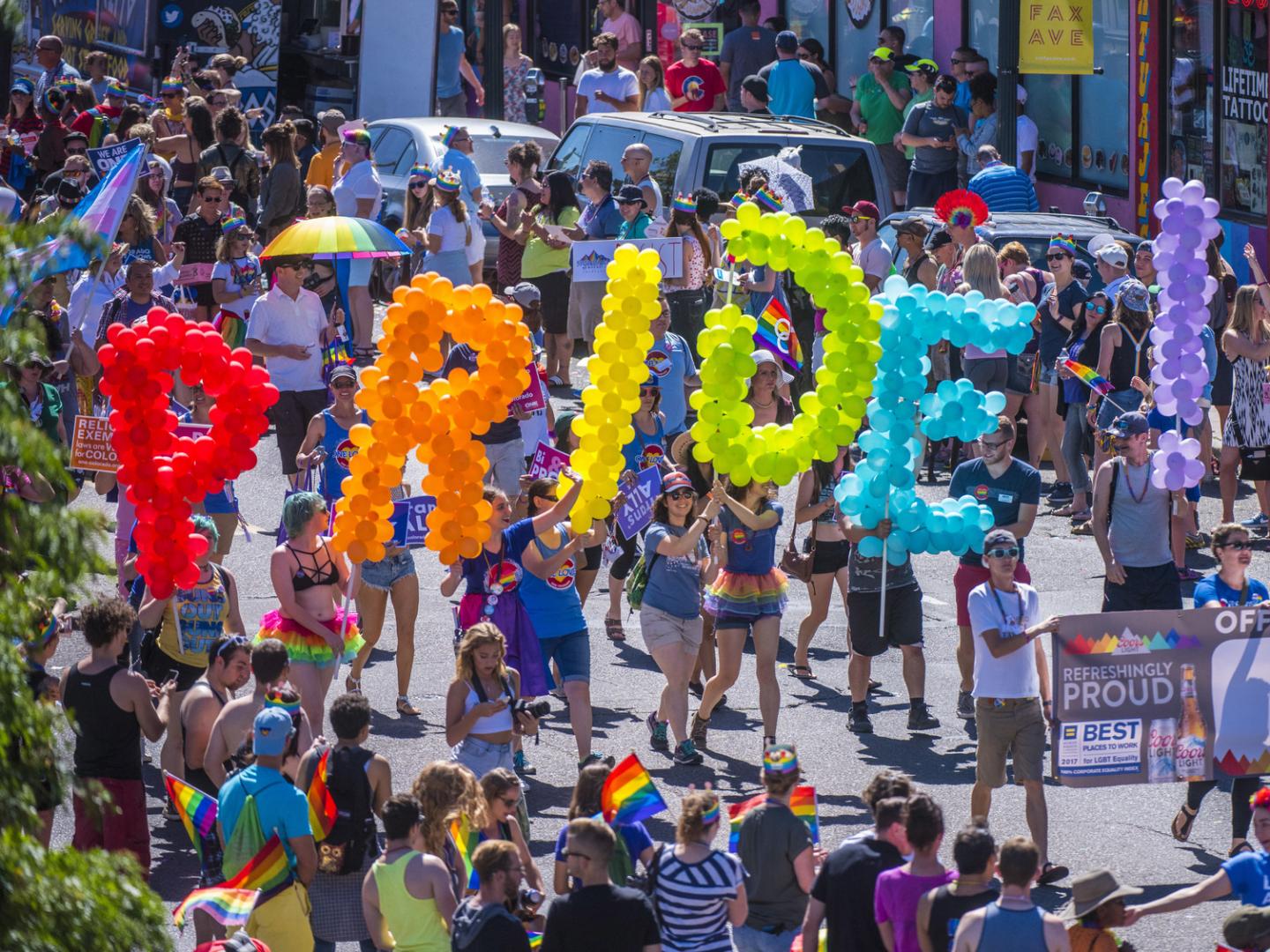 Farbenfrohe Ballons auf der Denver-PrideFest-Parade