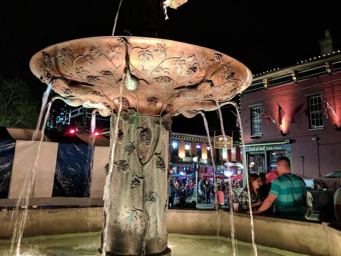 梅因斯特拉斯村啤酒节上熙攘的人群