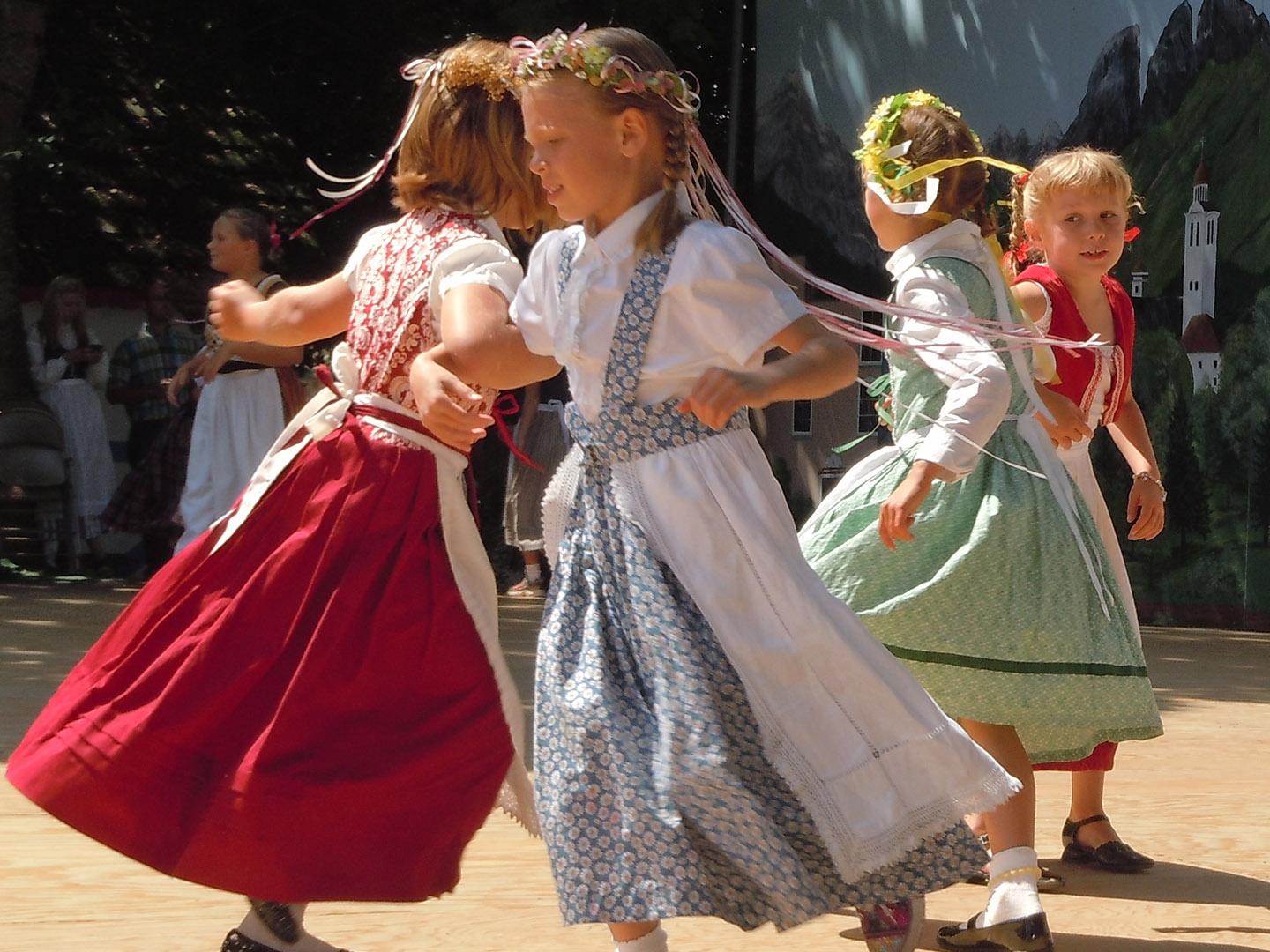 Kinder in traditioneller Tracht beim Scandinavian Festival in Junction City