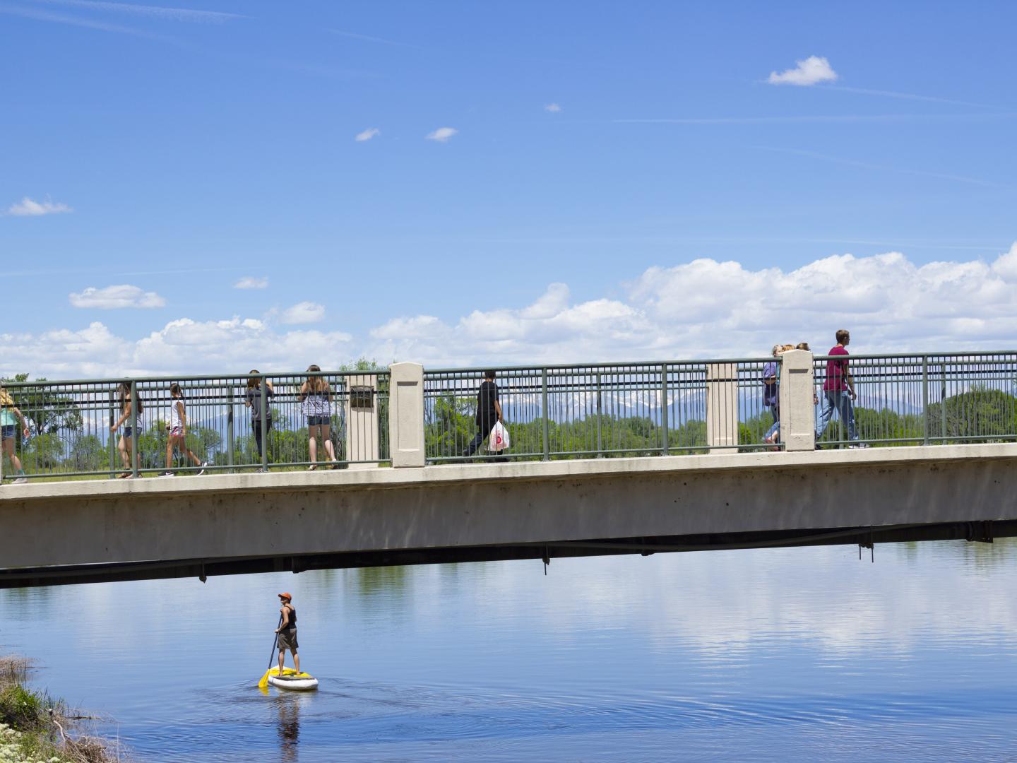 Besucher des SummerFest on the Rio auf einer Brücke über dem Rio Grande in Alamosa, Colorado