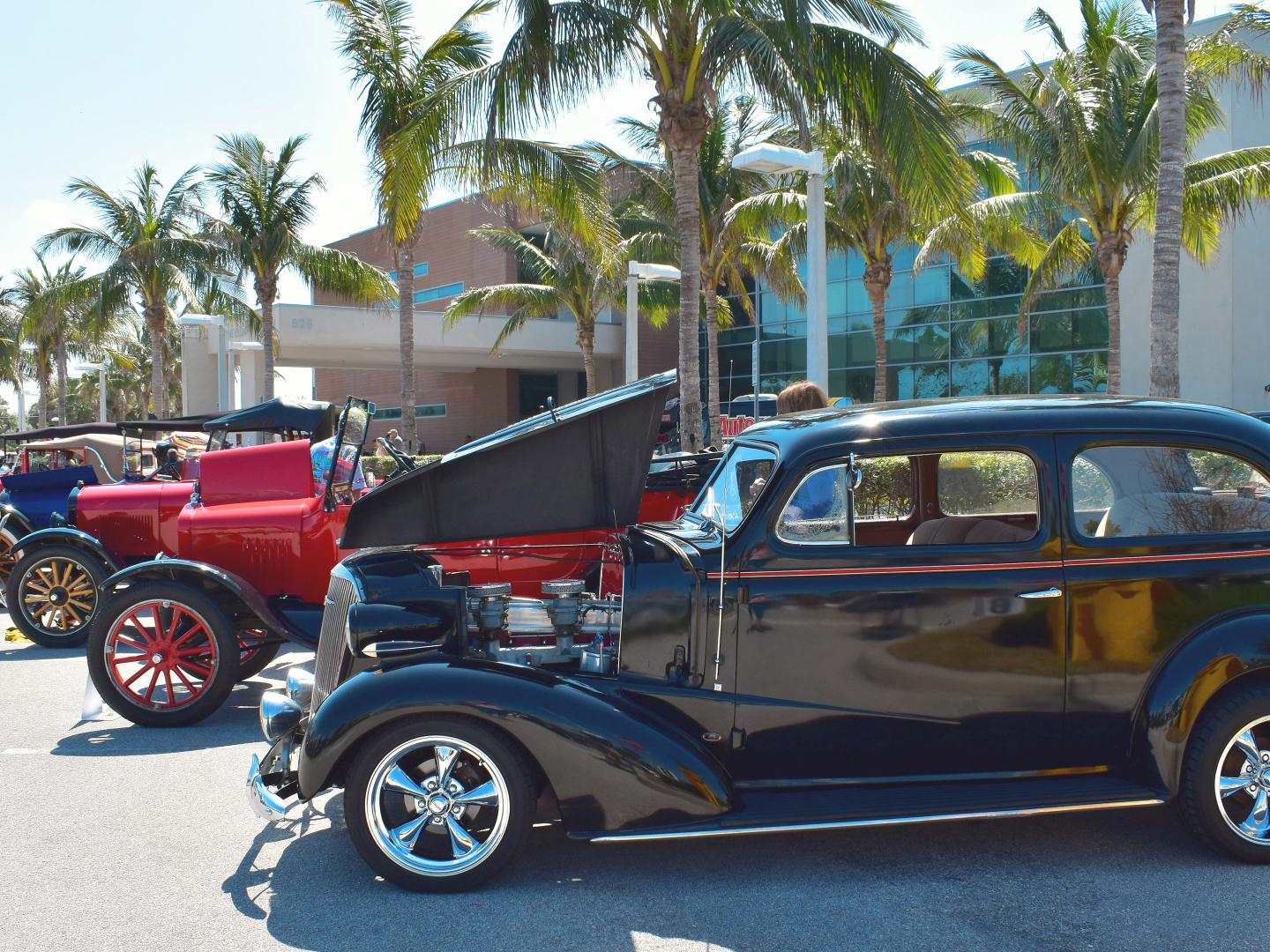 在佛罗里达州哈钦森岛的海滩车展上展出的老爷车