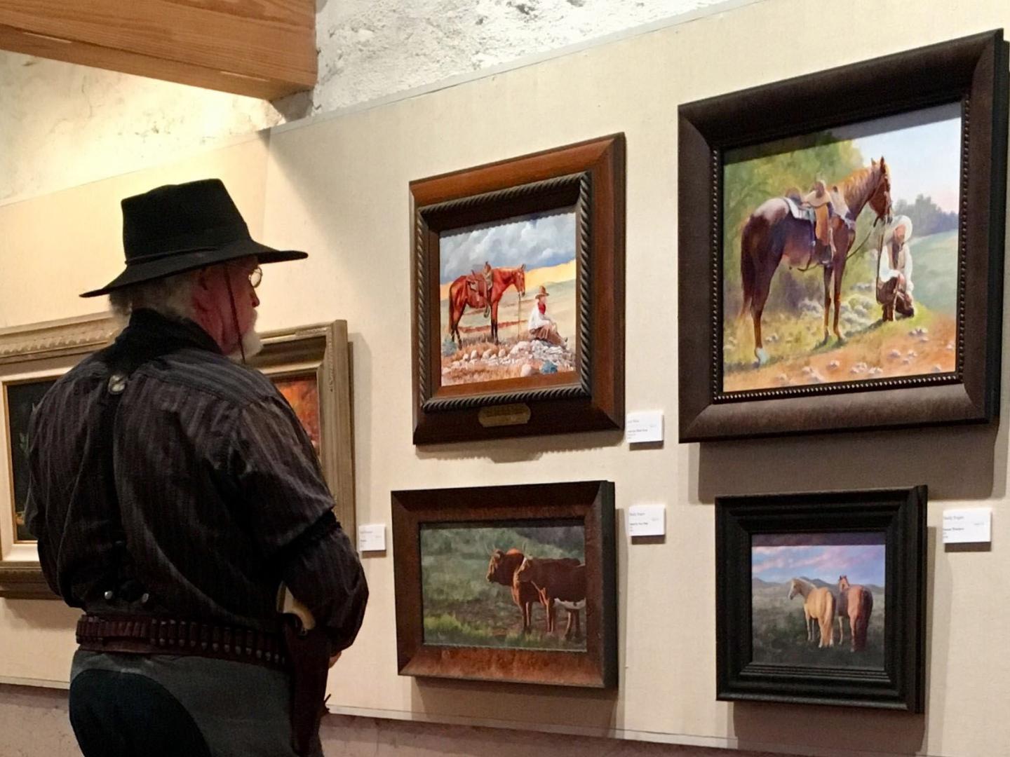 テキサス州サンアンジェロで開催されるアメリカン・プレインズ・アーティスト・アニュアル・コンペティションでアート作品を鑑賞