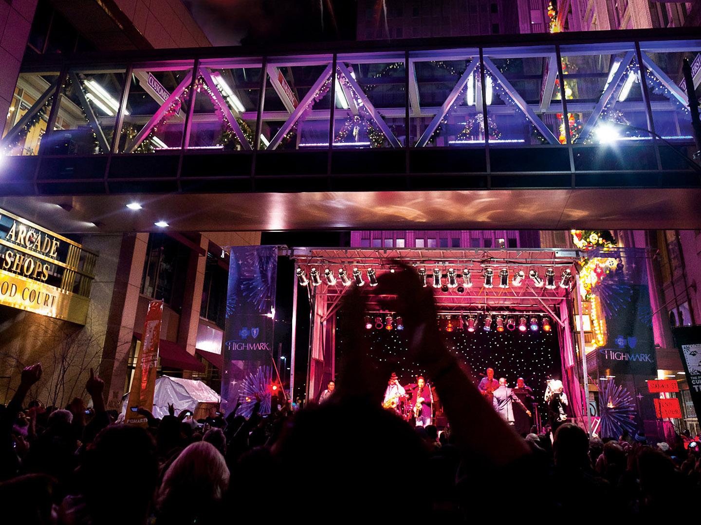 Fuegos artificiales de víspera de Año Nuevo durante la celebración First Night en Pittsburgh, Pensilvania