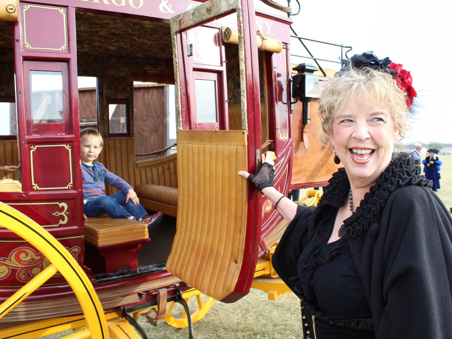 テキサス州サンアンジェロのオールド・フォート・コンチョのクリスマスで乗るワゴン