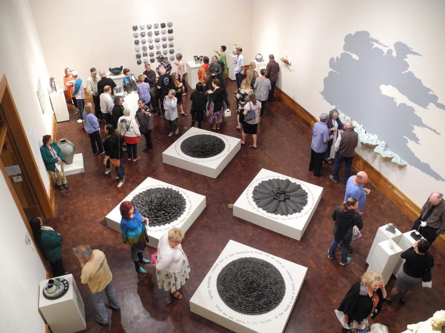 テキサス州で開かれるサンアンジェロ陶器全国大会に展示されている作品を見学する人々