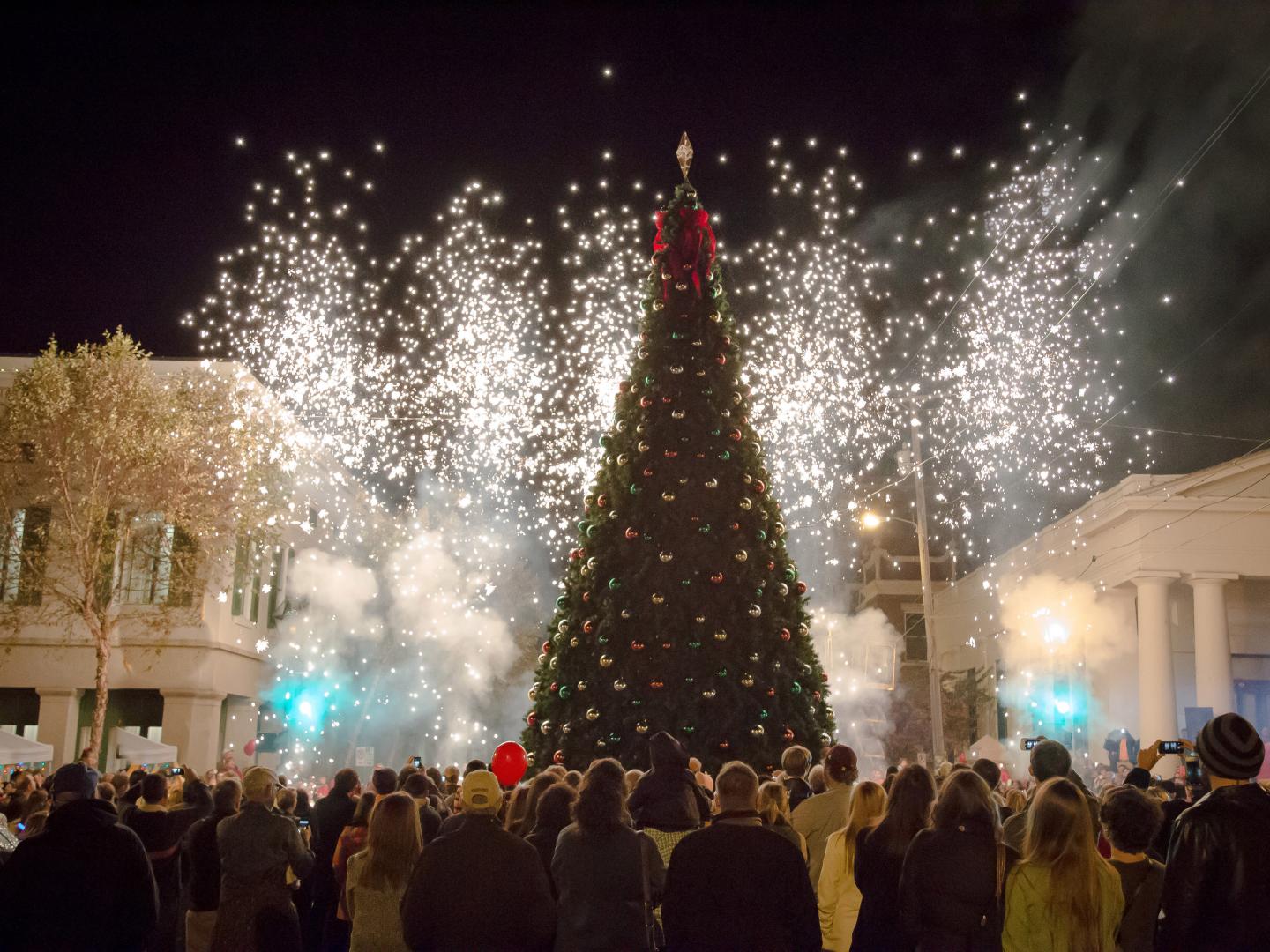 Fuegos artificiales durante una celebración de Navidad en Natchez, Mississippi