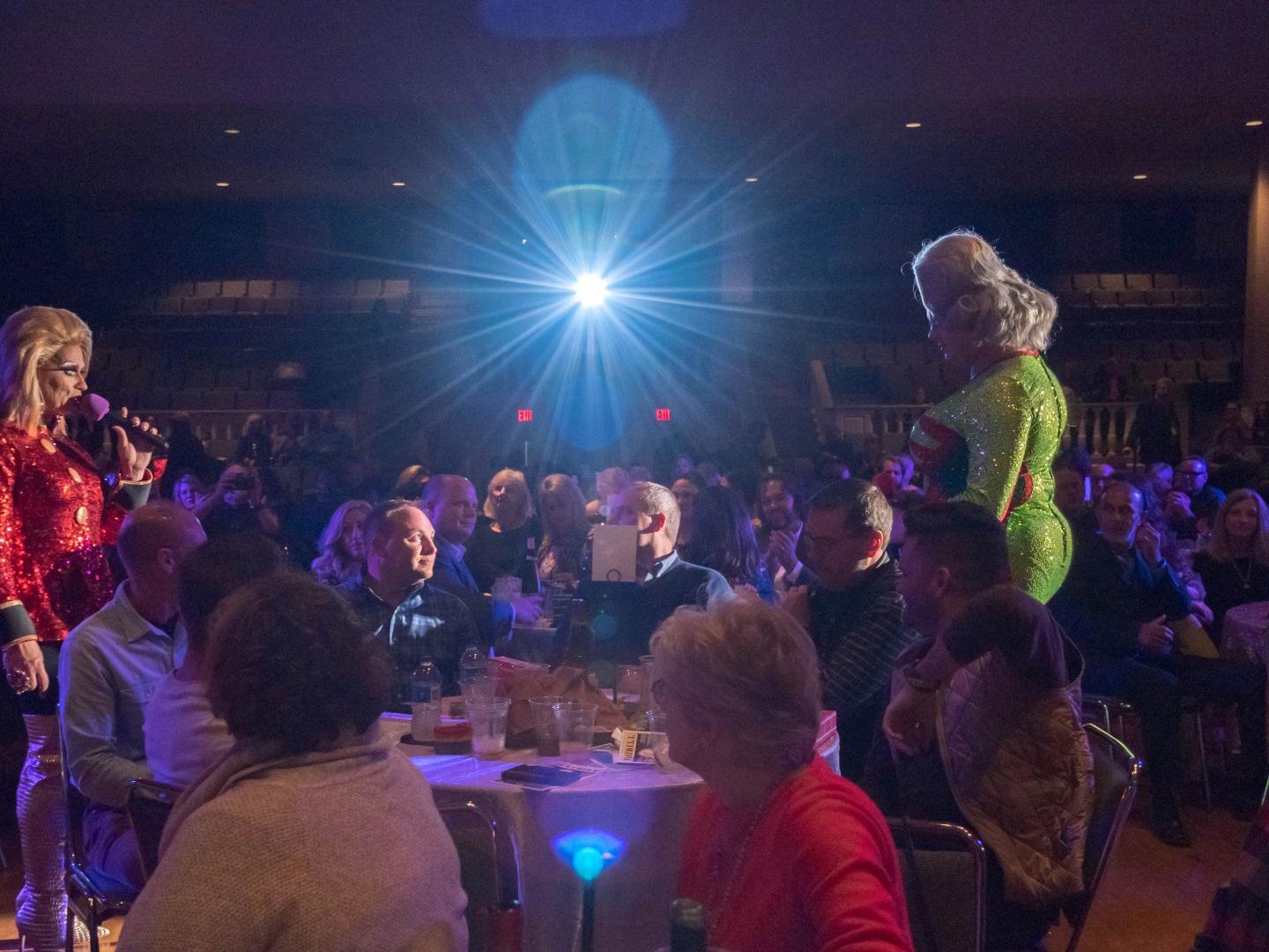 Presentación de drag queens en Y'all Means All en Natchez, Mississippi