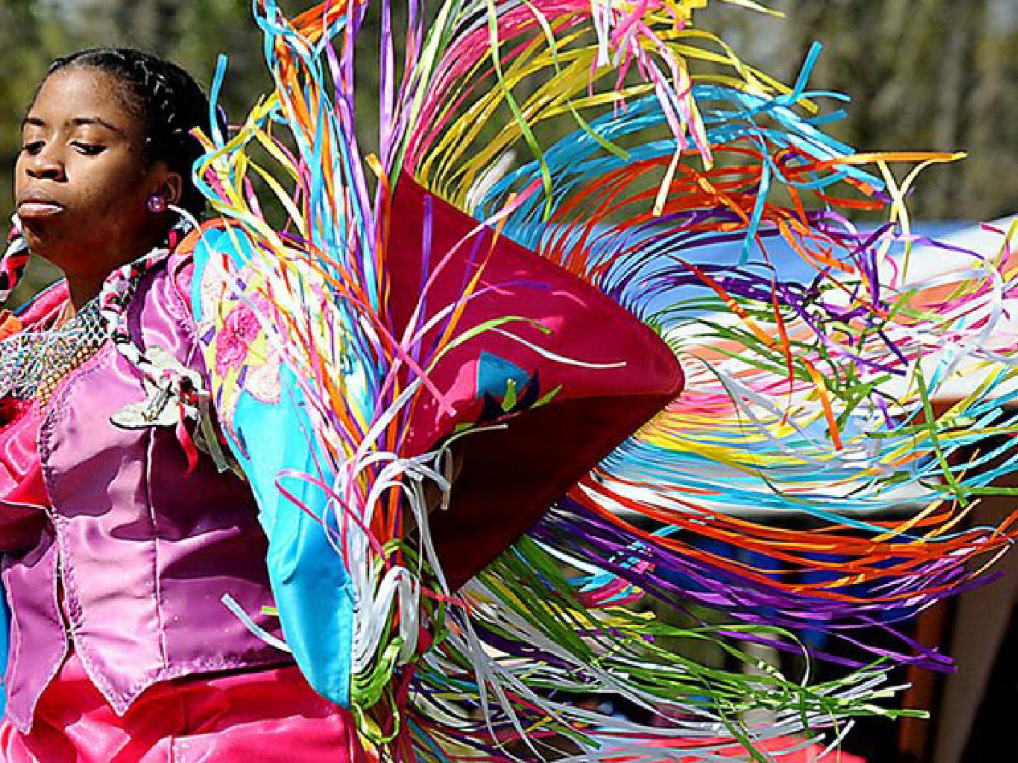 Una mujer bailando en atuendo tribal en el Grand Village of the Natchez Indians Powwow