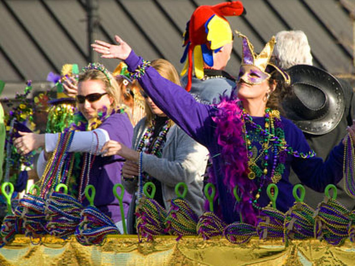 Lanzando collares durante el Mardi Gras en Natchez, Mississippi