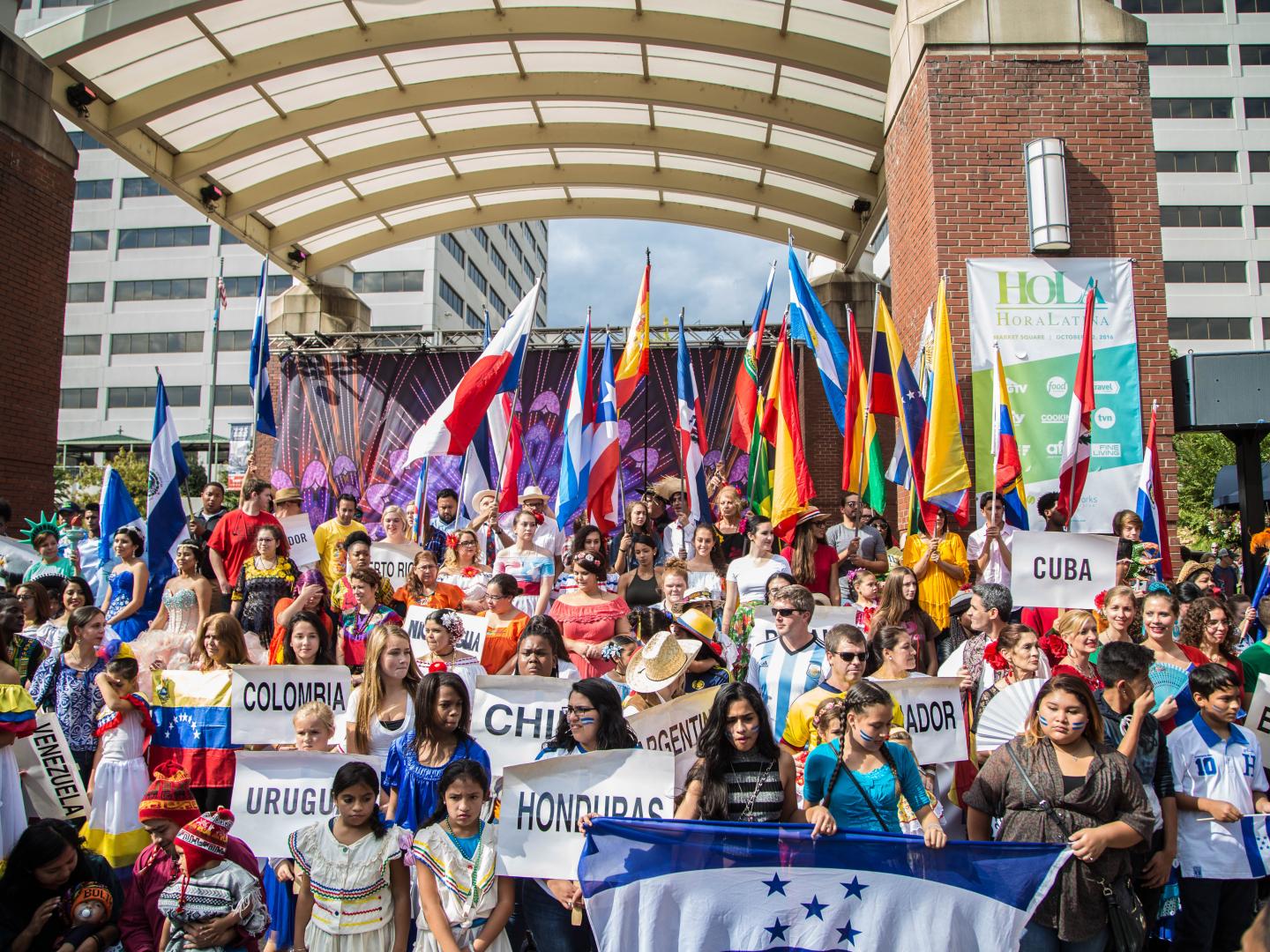 Celebrando la cultura hispana durante el HoLa Festival en Knoxville, Tennessee
