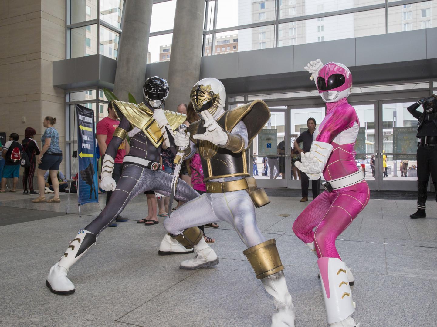 盛装出席罗利 GalaxyCon 动漫展的参与者