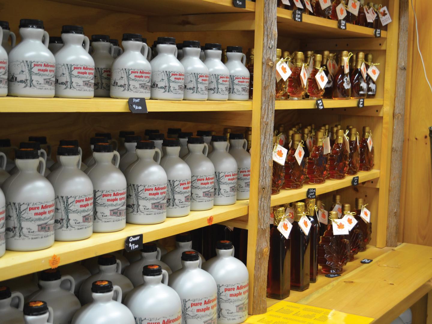 ニューヨーク州ジョージ湖近くのお祭り、サーマン・メープル・デイズで販売されるメープルシロップ