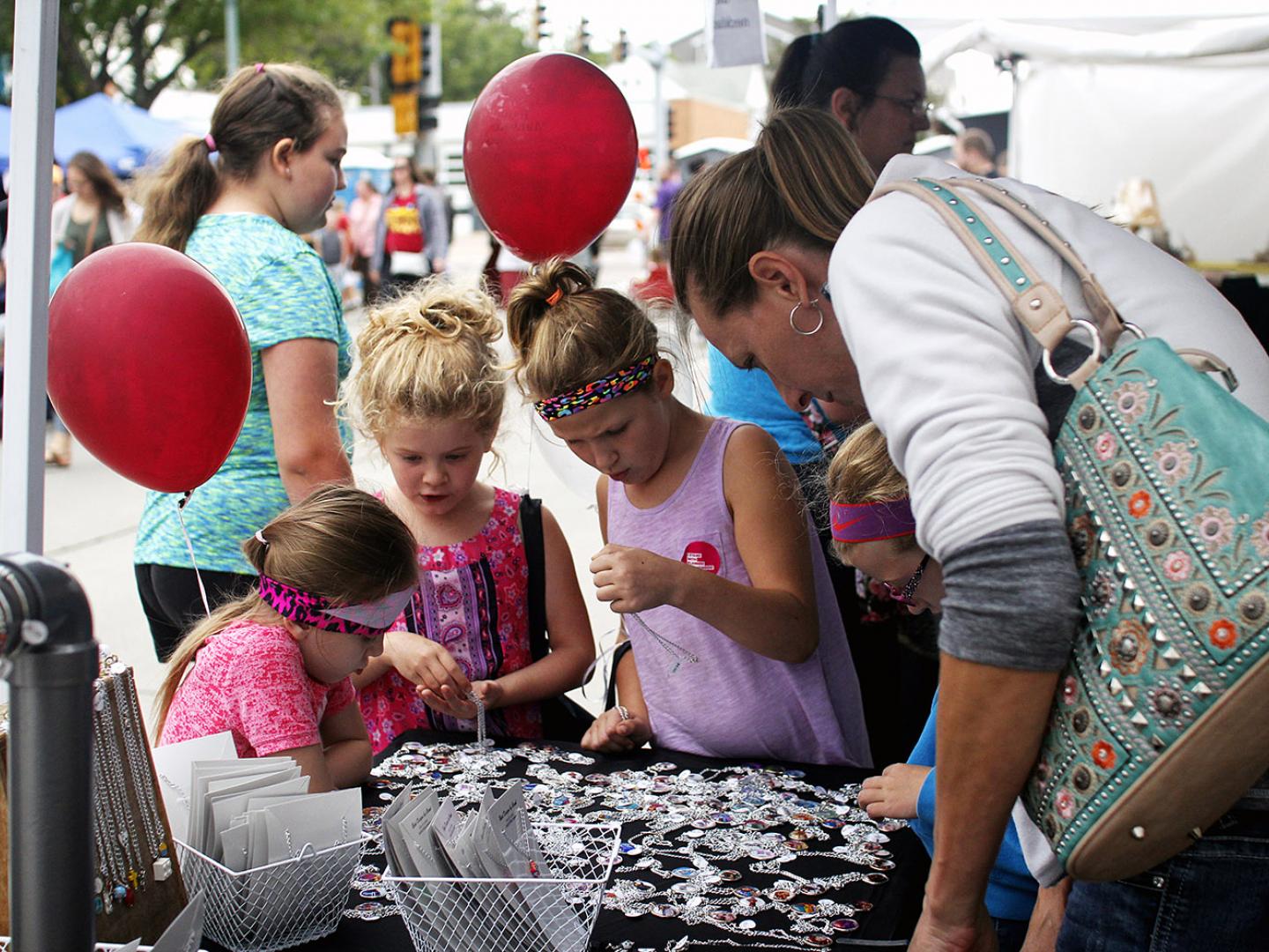 Artesanías prácticas durante el Sidewalk Arts Festival en el Washington Pavilion en Sioux Falls, Dakota del Sur