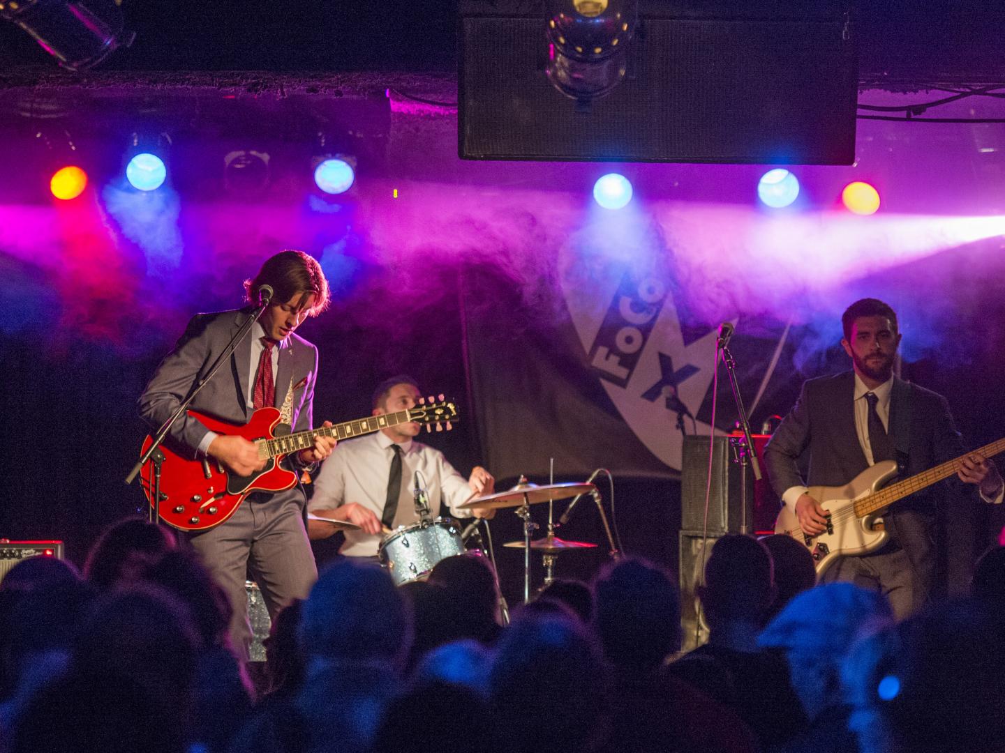 科罗拉多州柯林斯堡 eXperiment 音乐节上的乐队表演