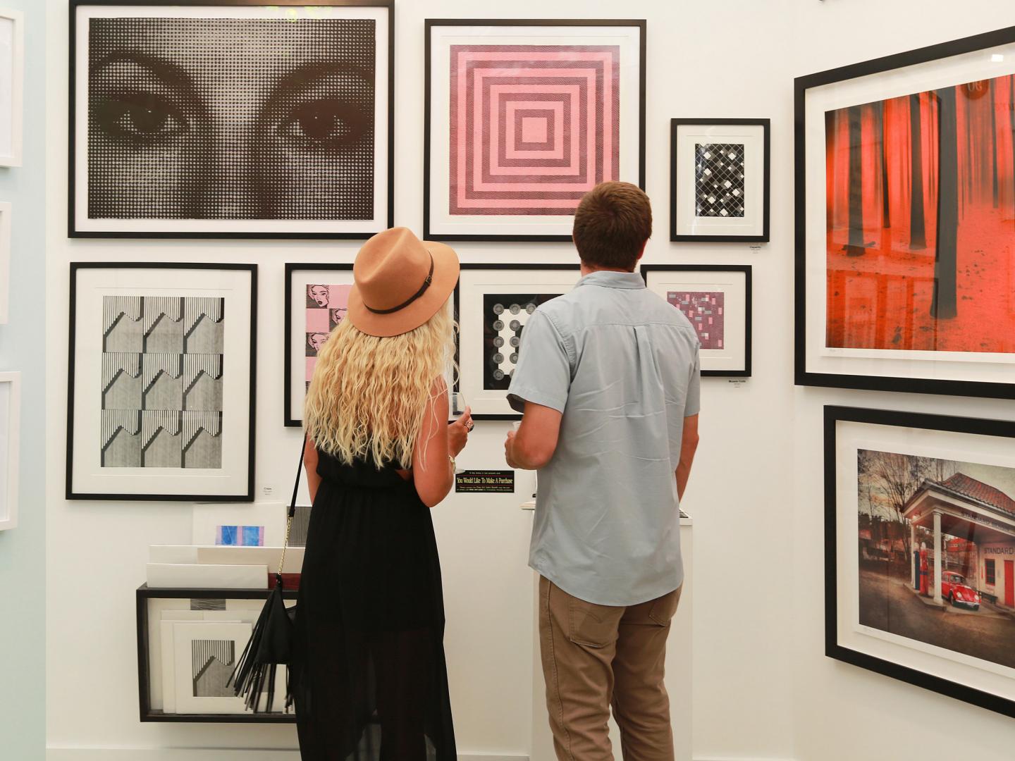 캘리포니아주 라구나 비치에서 열리는 예술 축제에서 예술품을 관람하는 모습