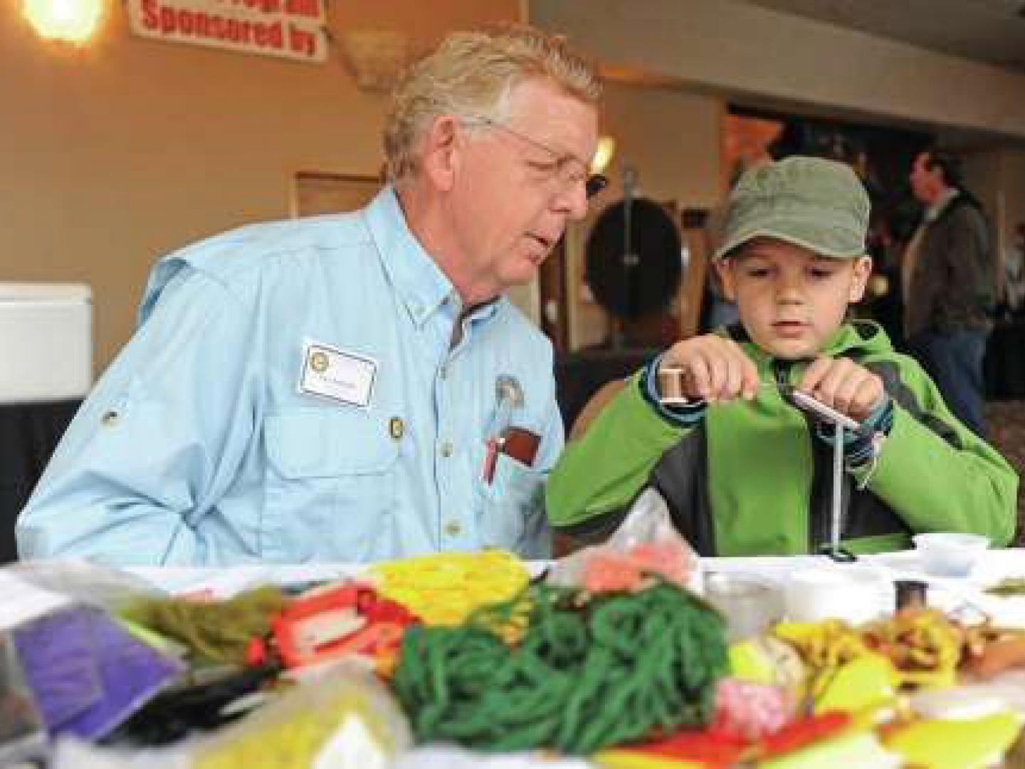 在爱达荷福尔斯的爱达荷州东部绑蝇钩博览会上了解绑蝇钩的方式