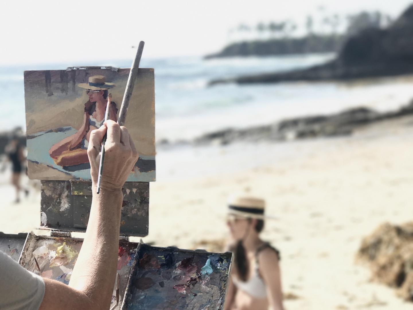 라구나 비치 야외 사생 대회 참가자가 그림을 그리는 모습