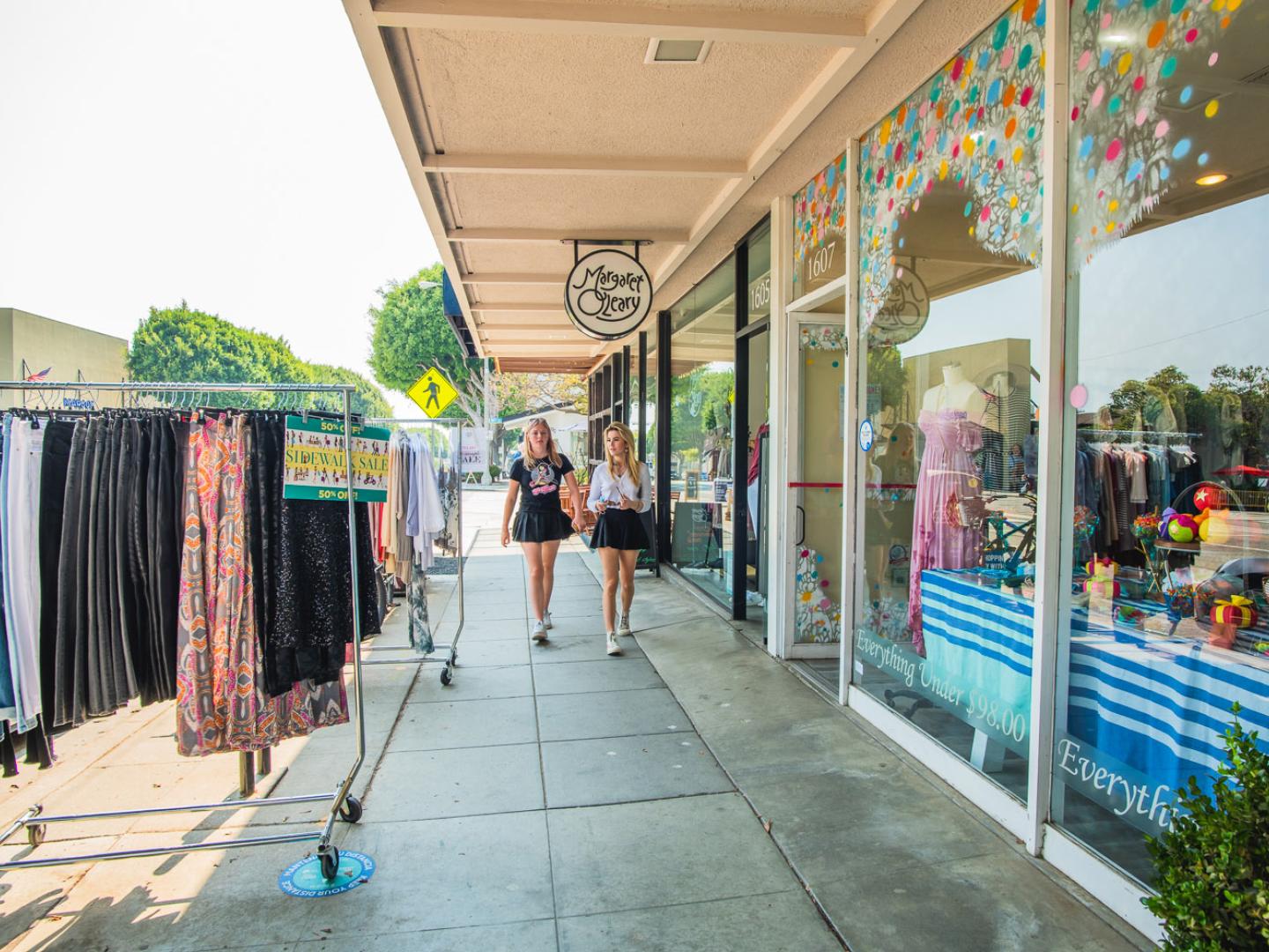 在加利福尼亚州圣莫尼卡蒙大拿大道假日艺术展期间，逛艺术画廊和精品店挑选心仪好物