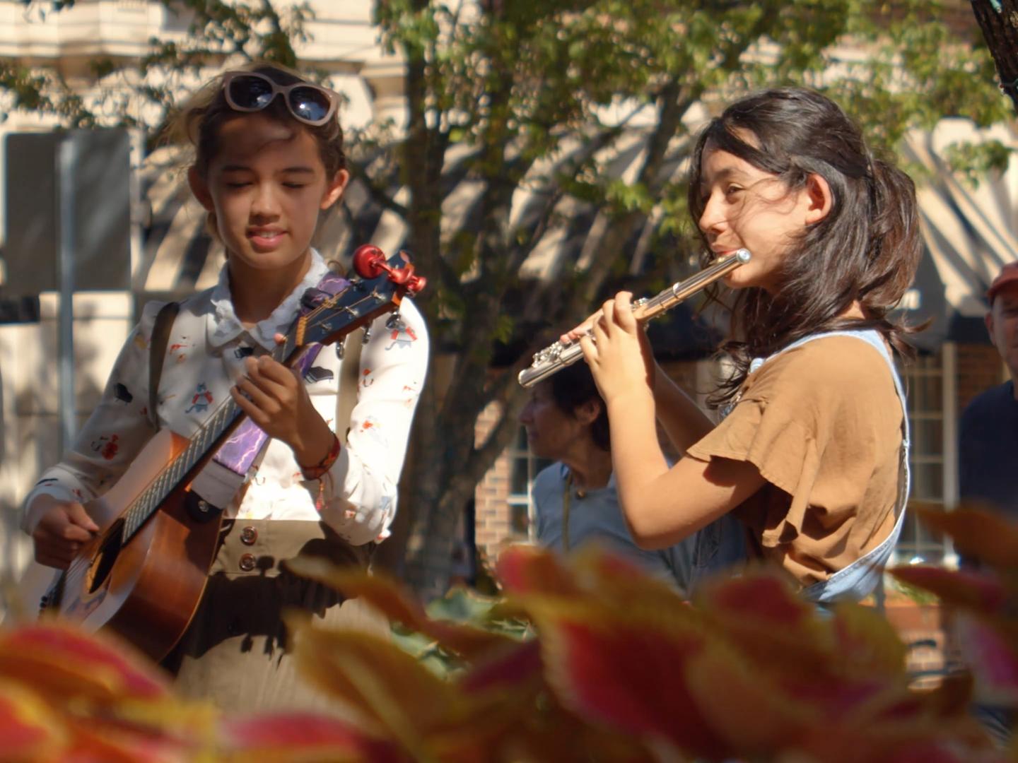 街头艺人在密西根州荷兰镇的夏季街头表演系列中演奏现场音乐