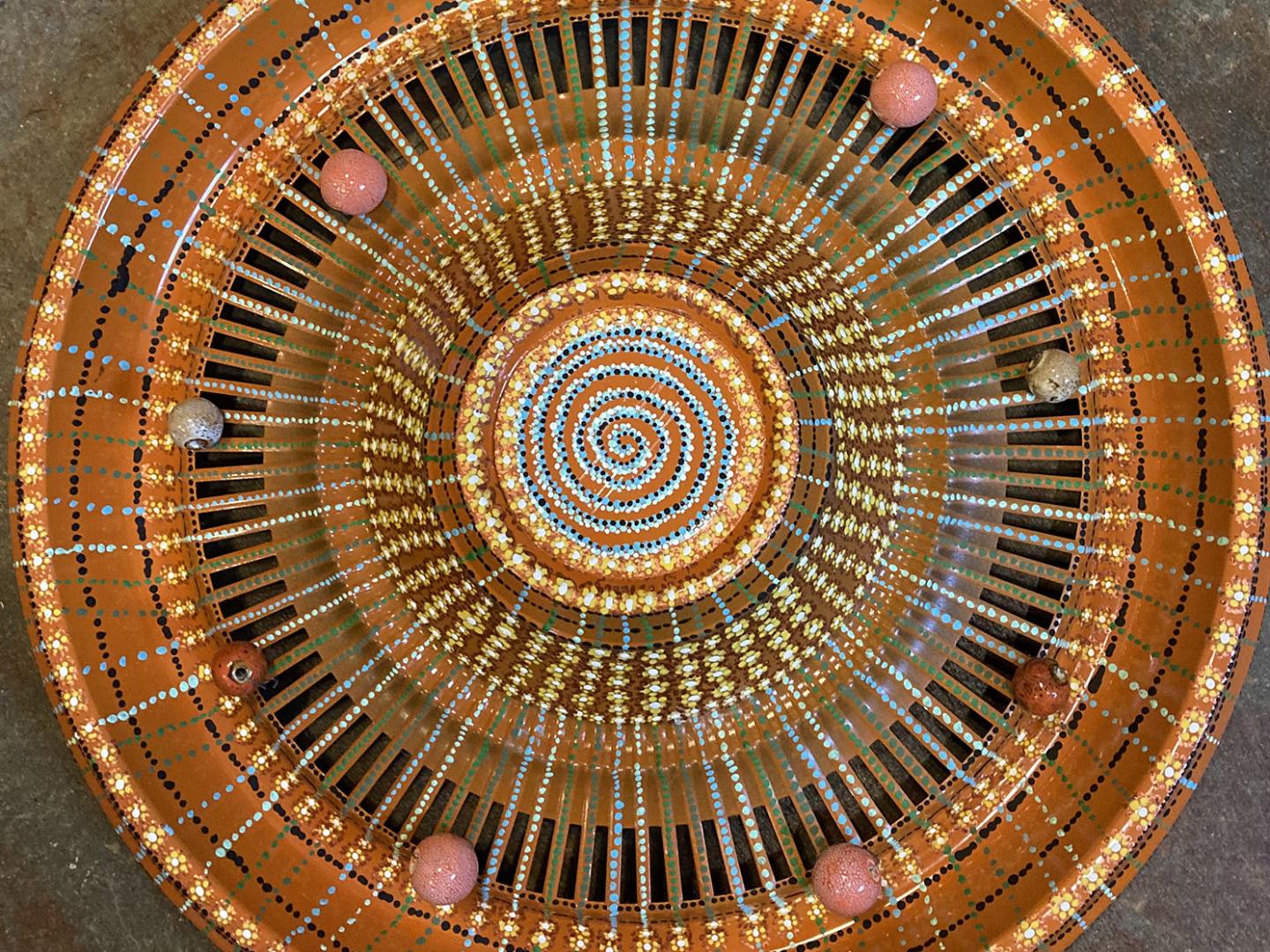 Shirley Keller 的 Hubcap 艺术作品，加利福尼亚州维塞利亚南谷艺术之旅的一部分