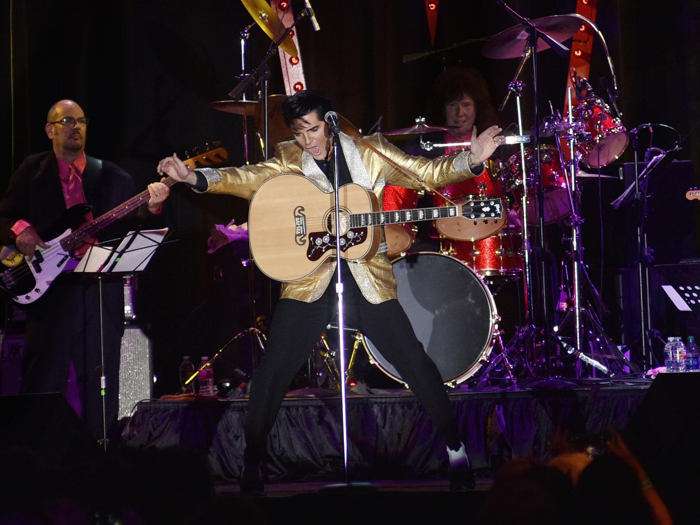 テネシー州メンフィスで開催されるエルヴィスウィークでのショーで活躍するエルヴィスパフォーマー