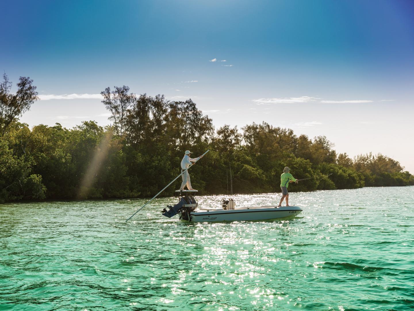 Pesca bajo cielos despejados en Charlotte Harbor, Florida